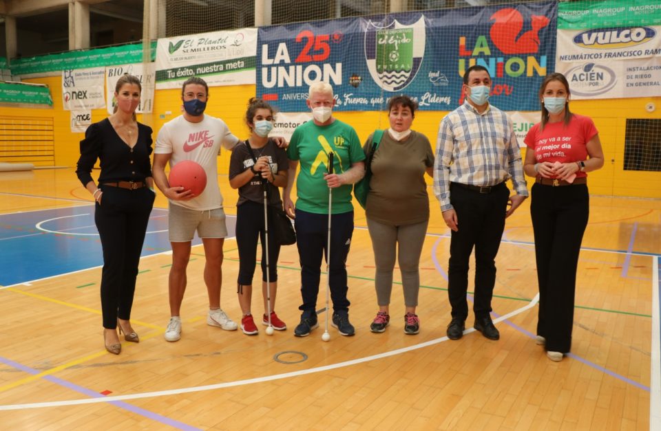 El Pabellón de Deportes de El Ejido se convierte en el escenario de una sesión de ‘Goalball’, una actividad muy especial que cuenta con la participación de personas con discapacidad visual.